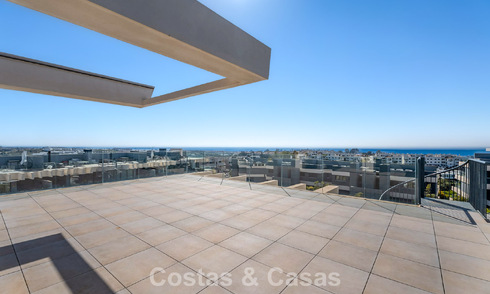Ático con vistas al mar desde una amplia terraza en la azotea en venta en la New Golden Mile, entre Marbella y Estepona 796602