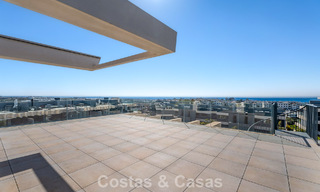 Ático con vistas al mar desde una amplia terraza en la azotea en venta en la New Golden Mile, entre Marbella y Estepona 796602 