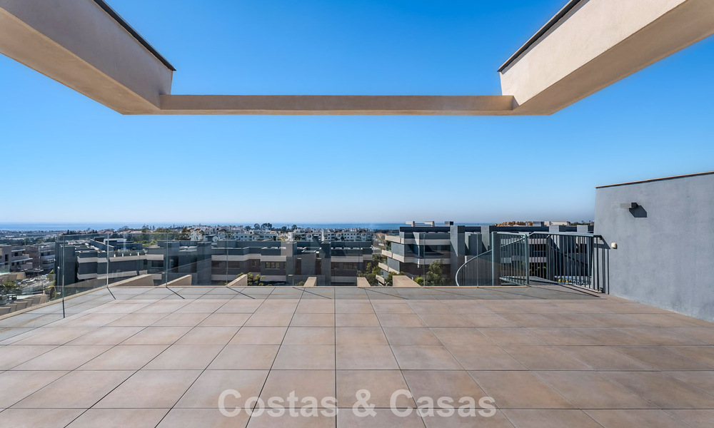Ático con vistas al mar desde una amplia terraza en la azotea en venta en la New Golden Mile, entre Marbella y Estepona 796603