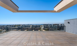 Ático con vistas al mar desde una amplia terraza en la azotea en venta en la New Golden Mile, entre Marbella y Estepona 796603 