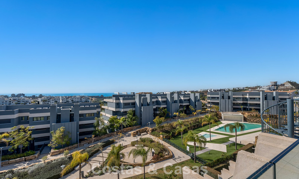 Ático con vistas al mar desde una amplia terraza en la azotea en venta en la New Golden Mile, entre Marbella y Estepona 796604