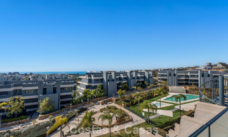 Ático con vistas al mar desde una amplia terraza en la azotea en venta en la New Golden Mile, entre Marbella y Estepona 796604 
