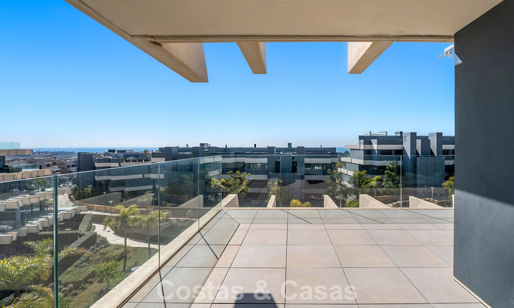 Ático con vistas al mar desde una amplia terraza en la azotea en venta en la New Golden Mile, entre Marbella y Estepona 796605