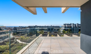 Ático con vistas al mar desde una amplia terraza en la azotea en venta en la New Golden Mile, entre Marbella y Estepona 796605 