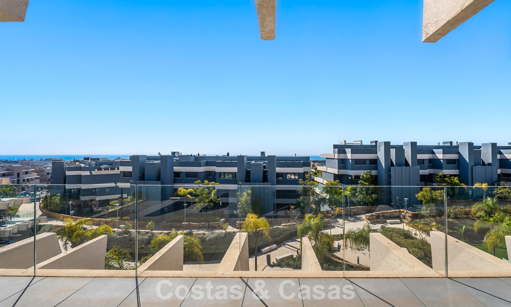 Ático con vistas al mar desde una amplia terraza en la azotea en venta en la New Golden Mile, entre Marbella y Estepona 796606