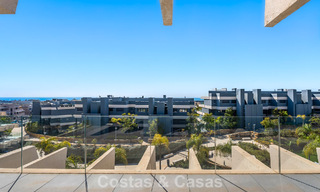 Ático con vistas al mar desde una amplia terraza en la azotea en venta en la New Golden Mile, entre Marbella y Estepona 796606 