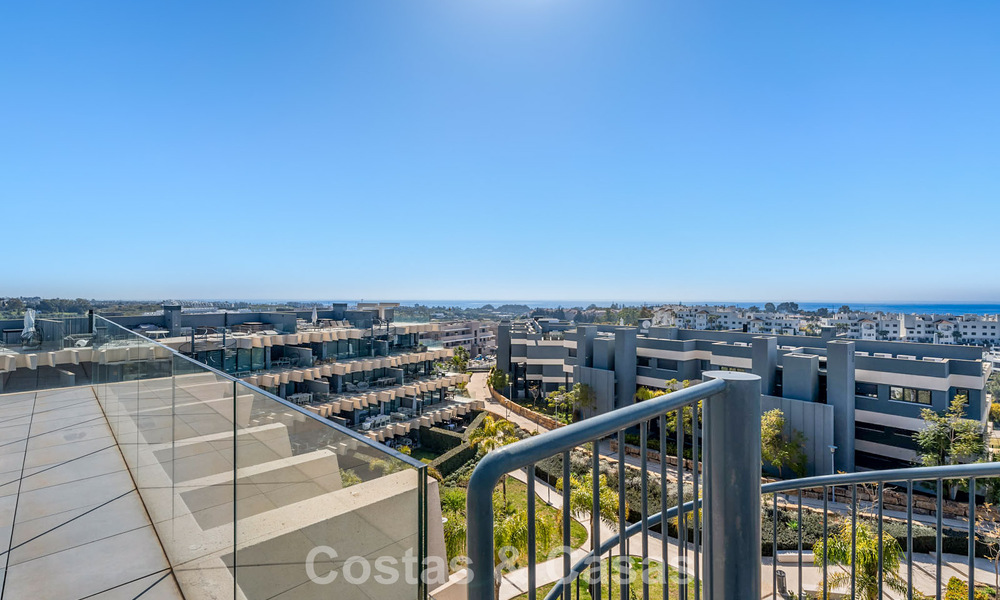 Ático con vistas al mar desde una amplia terraza en la azotea en venta en la New Golden Mile, entre Marbella y Estepona 796607