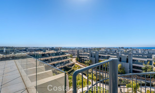Ático con vistas al mar desde una amplia terraza en la azotea en venta en la New Golden Mile, entre Marbella y Estepona 796607 