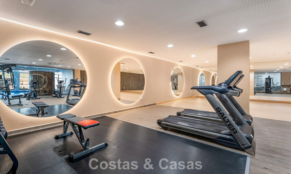 Ático con vistas al mar desde una amplia terraza en la azotea en venta en la New Golden Mile, entre Marbella y Estepona 796608