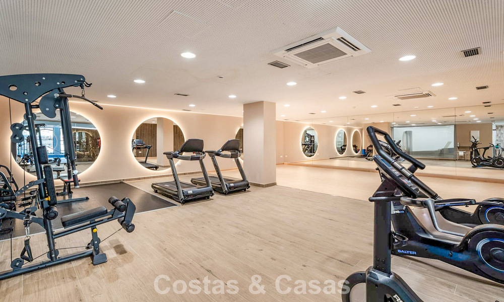 Ático con vistas al mar desde una amplia terraza en la azotea en venta en la New Golden Mile, entre Marbella y Estepona 796609