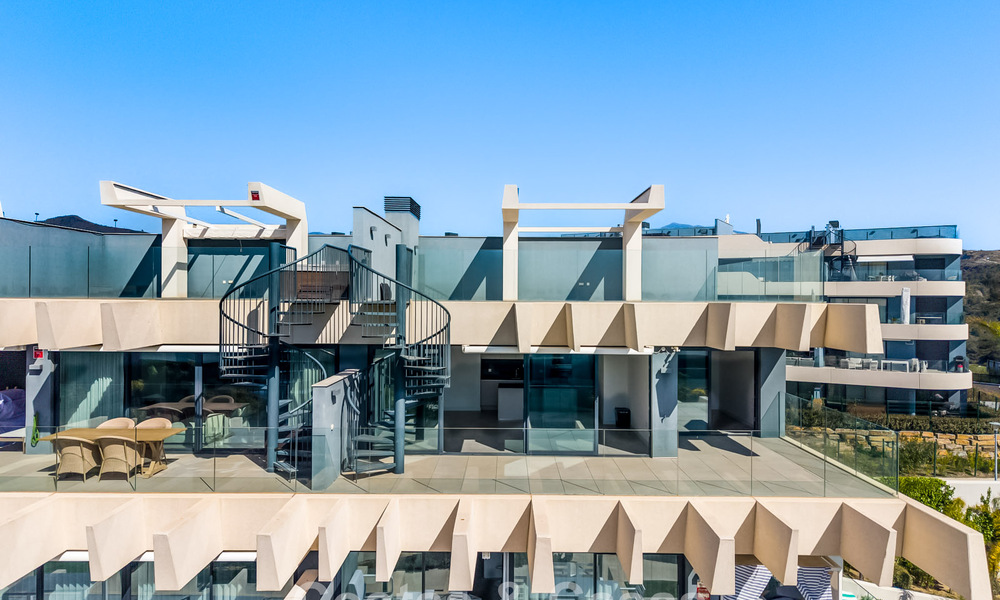 Ático con vistas al mar desde una amplia terraza en la azotea en venta en la New Golden Mile, entre Marbella y Estepona 796610
