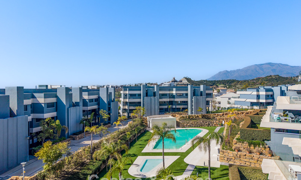 Ático con vistas al mar desde una amplia terraza en la azotea en venta en la New Golden Mile, entre Marbella y Estepona 796611