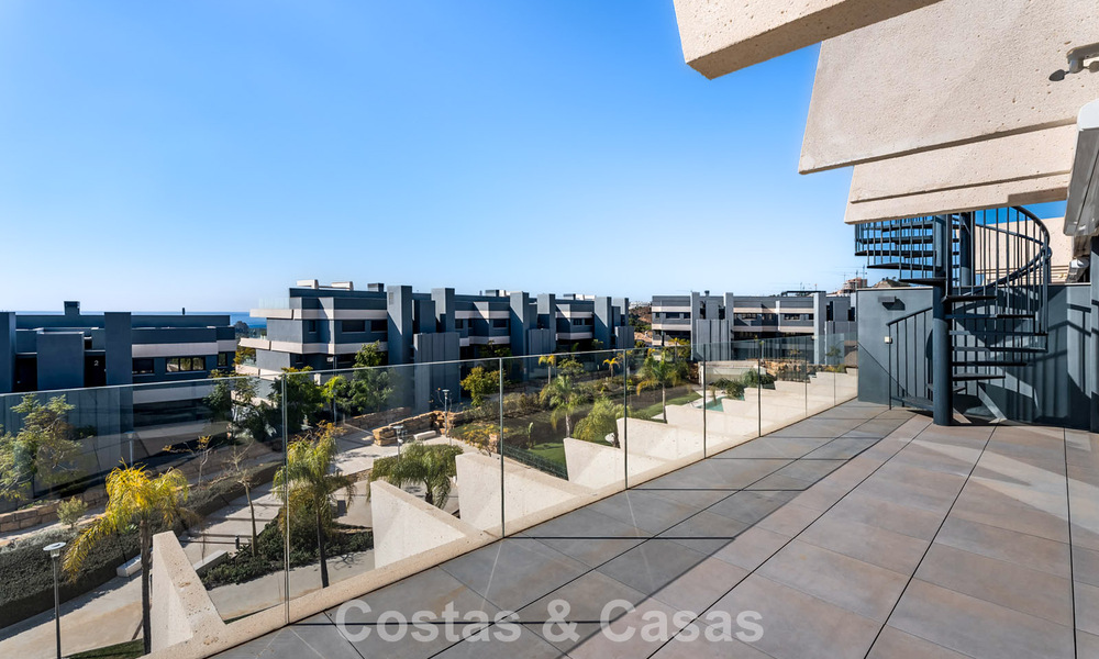 Ático con vistas al mar desde una amplia terraza en la azotea en venta en la New Golden Mile, entre Marbella y Estepona 796612