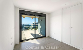 Ático con vistas al mar desde una amplia terraza en la azotea en venta en la New Golden Mile, entre Marbella y Estepona 796614 