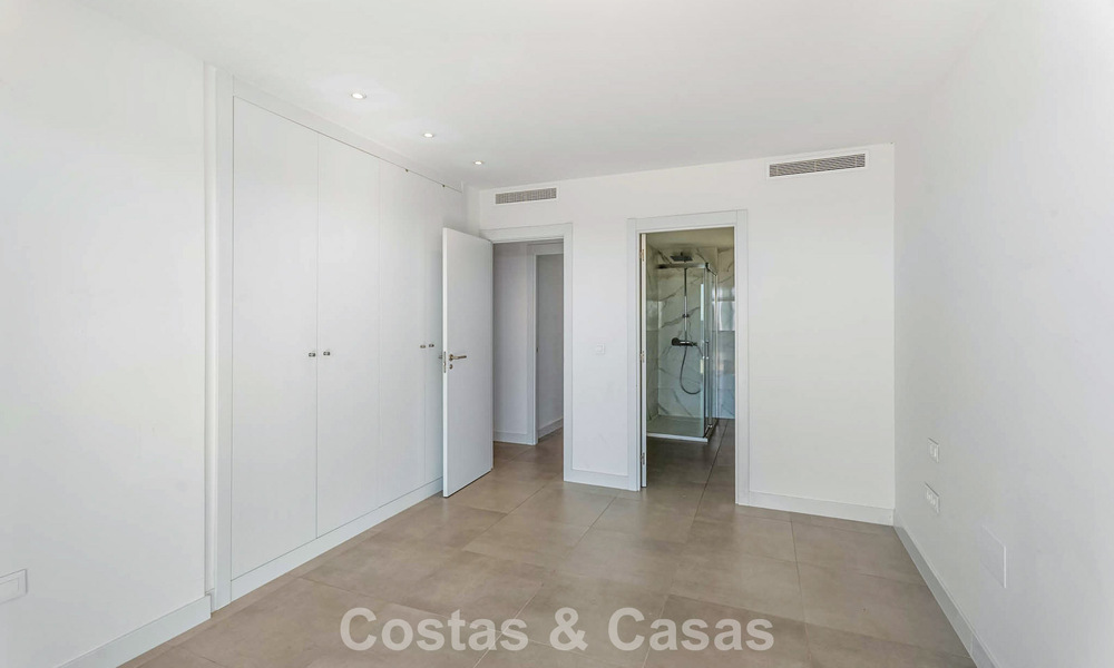 Ático con vistas al mar desde una amplia terraza en la azotea en venta en la New Golden Mile, entre Marbella y Estepona 796615