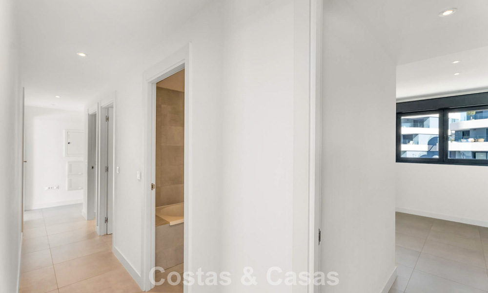 Ático con vistas al mar desde una amplia terraza en la azotea en venta en la New Golden Mile, entre Marbella y Estepona 796617