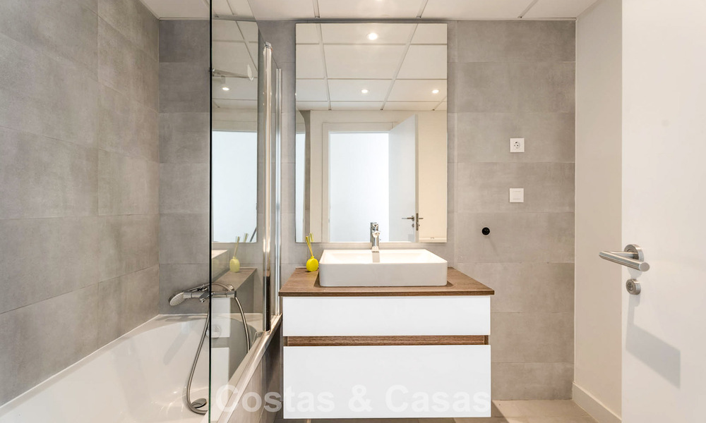 Ático con vistas al mar desde una amplia terraza en la azotea en venta en la New Golden Mile, entre Marbella y Estepona 796618