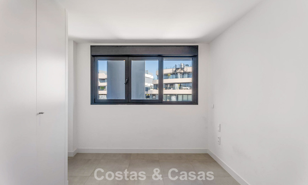Ático con vistas al mar desde una amplia terraza en la azotea en venta en la New Golden Mile, entre Marbella y Estepona 796619