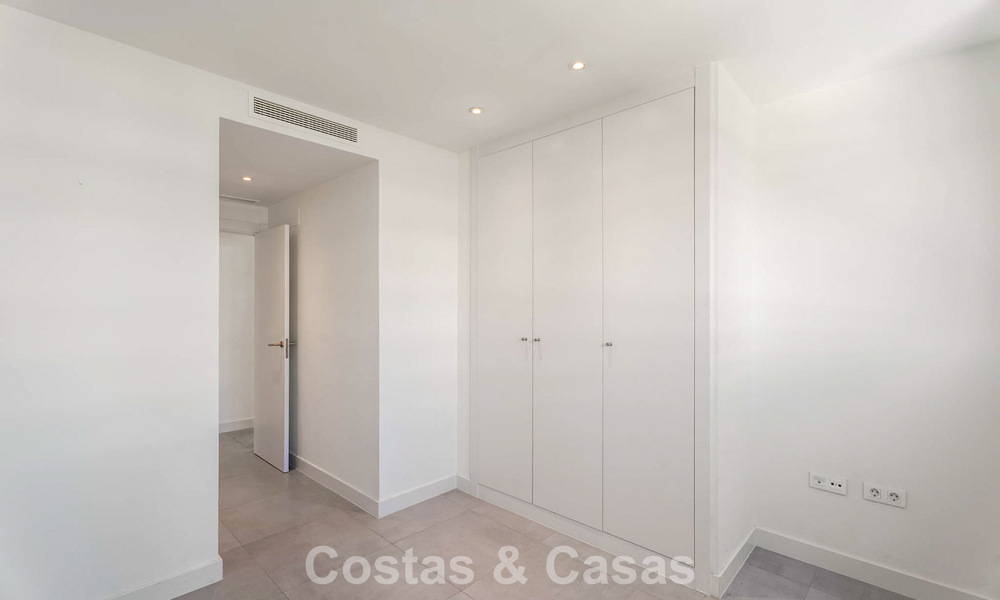 Ático con vistas al mar desde una amplia terraza en la azotea en venta en la New Golden Mile, entre Marbella y Estepona 796620