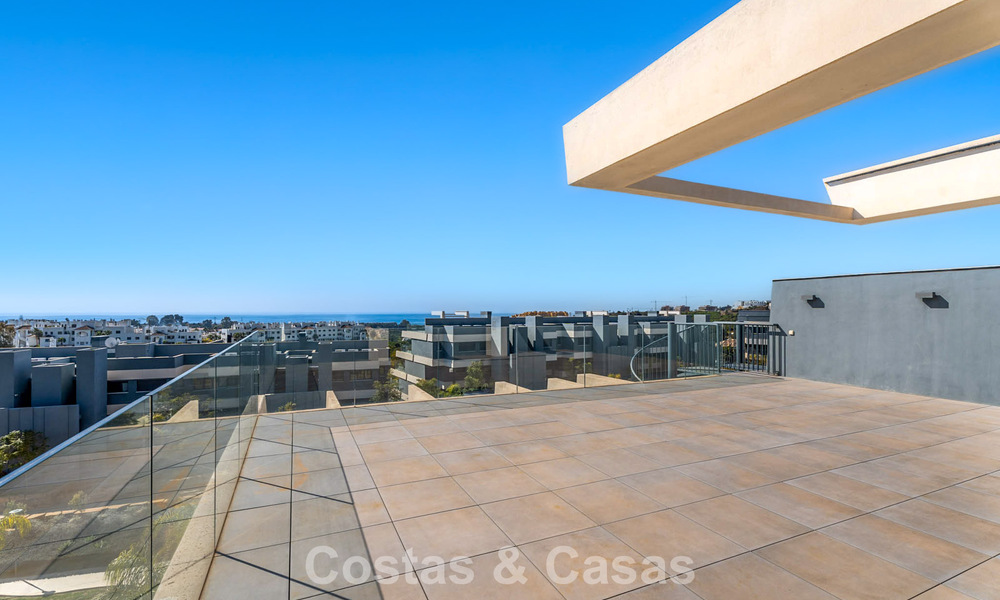 Ático con vistas al mar desde una amplia terraza en la azotea en venta en la New Golden Mile, entre Marbella y Estepona 796621