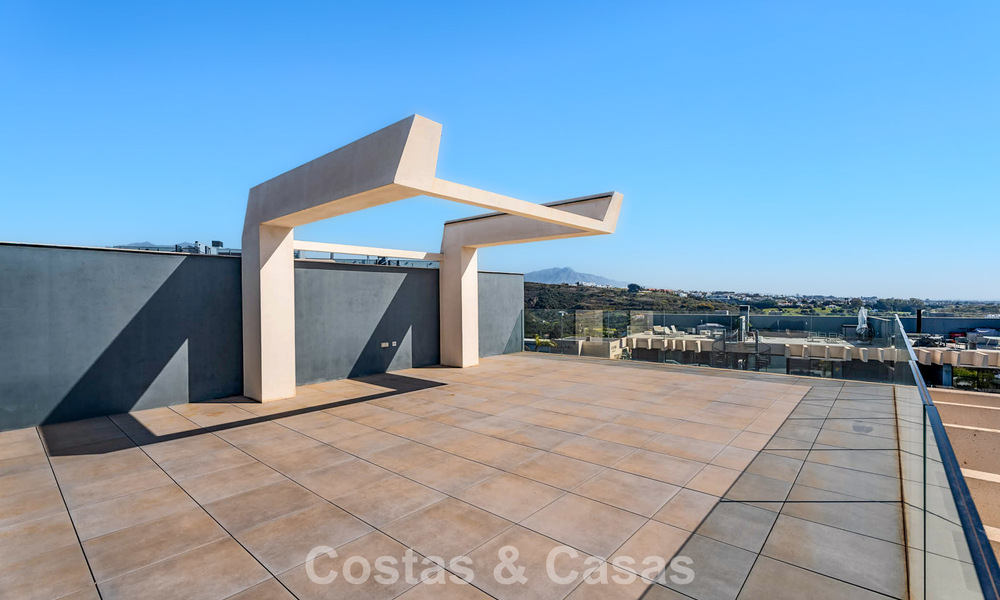 Ático con vistas al mar desde una amplia terraza en la azotea en venta en la New Golden Mile, entre Marbella y Estepona 796622