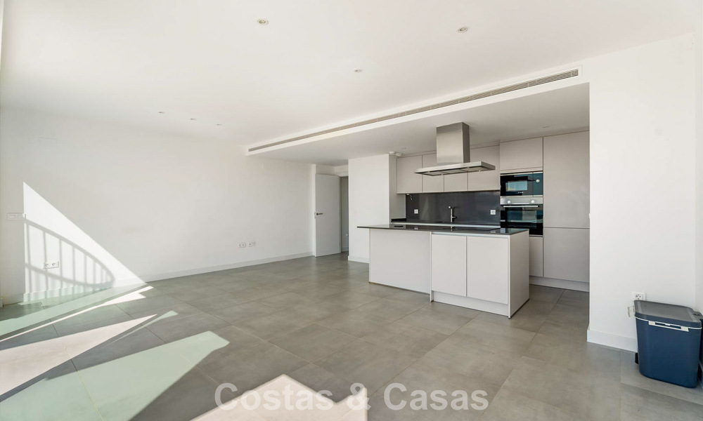 Ático con vistas al mar desde una amplia terraza en la azotea en venta en la New Golden Mile, entre Marbella y Estepona 796623