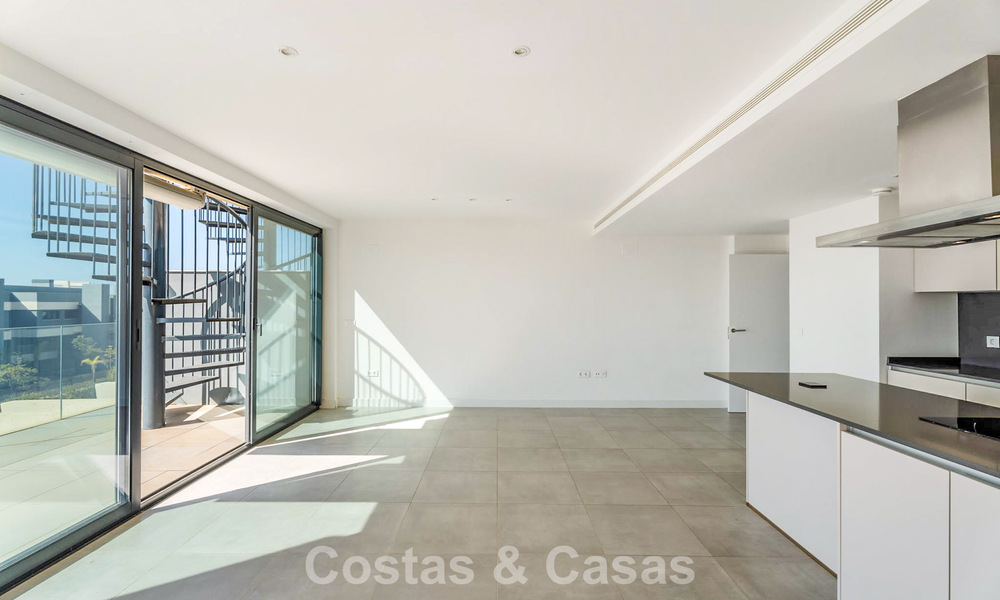 Ático con vistas al mar desde una amplia terraza en la azotea en venta en la New Golden Mile, entre Marbella y Estepona 796624