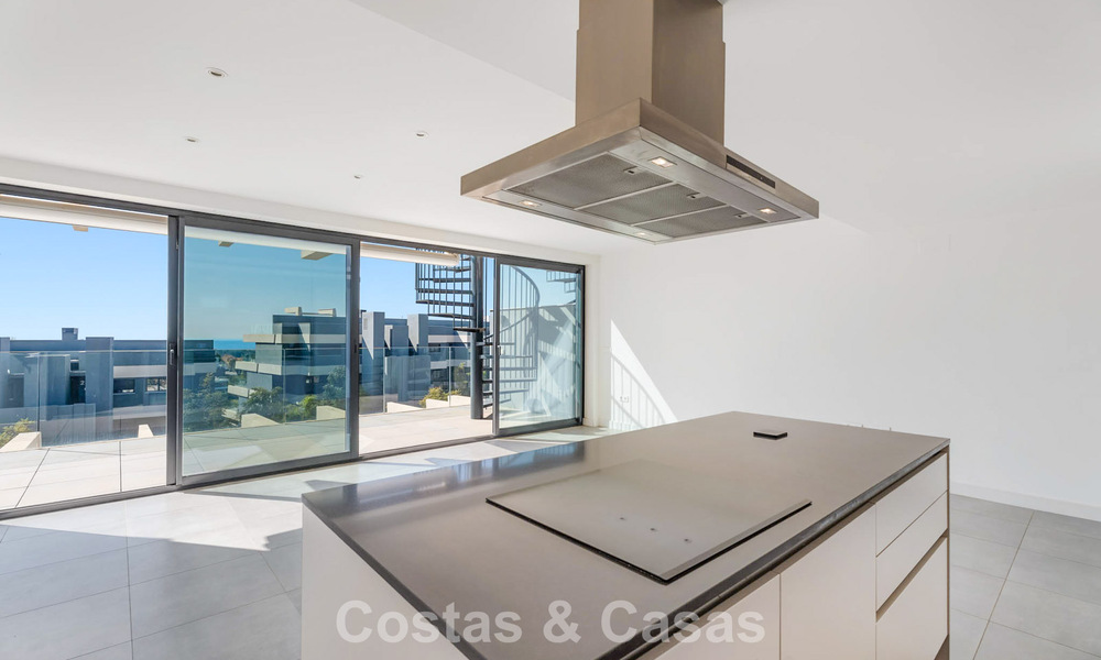 Ático con vistas al mar desde una amplia terraza en la azotea en venta en la New Golden Mile, entre Marbella y Estepona 796625
