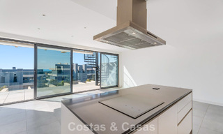 Ático con vistas al mar desde una amplia terraza en la azotea en venta en la New Golden Mile, entre Marbella y Estepona 796625 