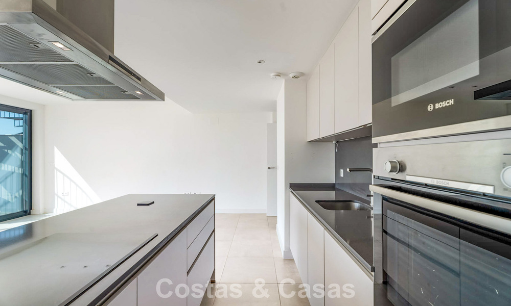 Ático con vistas al mar desde una amplia terraza en la azotea en venta en la New Golden Mile, entre Marbella y Estepona 796626