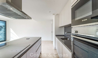 Ático con vistas al mar desde una amplia terraza en la azotea en venta en la New Golden Mile, entre Marbella y Estepona 796626 