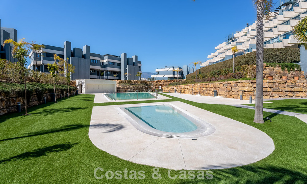 Ático con vistas al mar desde una amplia terraza en la azotea en venta en la New Golden Mile, entre Marbella y Estepona 796627