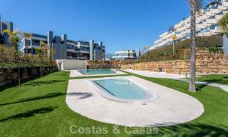 Ático con vistas al mar desde una amplia terraza en la azotea en venta en la New Golden Mile, entre Marbella y Estepona 796627 