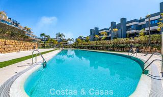 Ático con vistas al mar desde una amplia terraza en la azotea en venta en la New Golden Mile, entre Marbella y Estepona 796628 