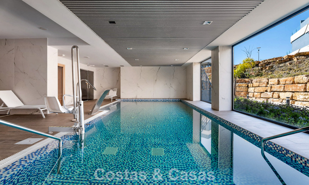 Ático con vistas al mar desde una amplia terraza en la azotea en venta en la New Golden Mile, entre Marbella y Estepona 796630