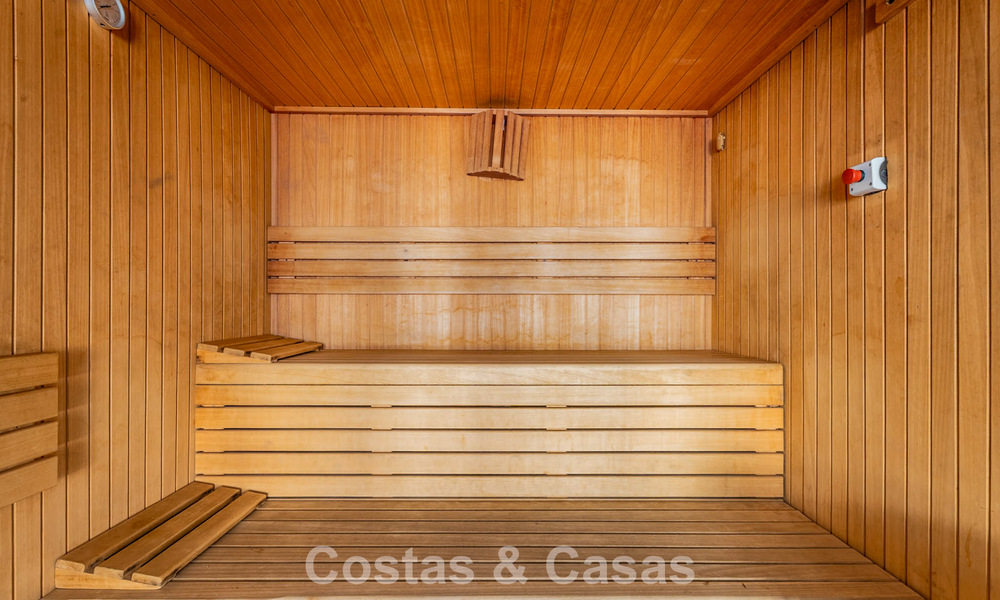 Ático con vistas al mar desde una amplia terraza en la azotea en venta en la New Golden Mile, entre Marbella y Estepona 796631