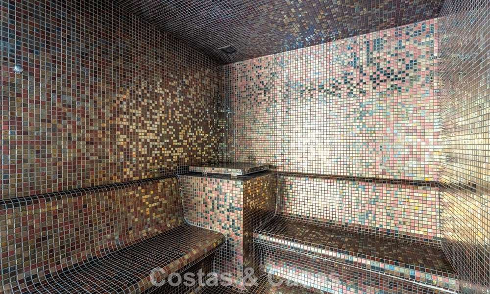 Ático con vistas al mar desde una amplia terraza en la azotea en venta en la New Golden Mile, entre Marbella y Estepona 796632