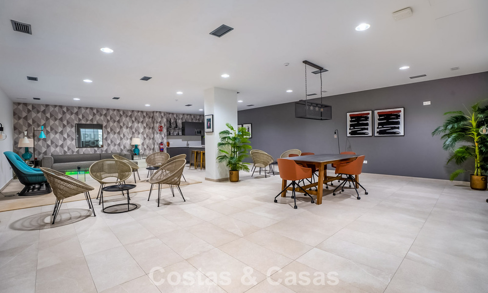 Ático con vistas al mar desde una amplia terraza en la azotea en venta en la New Golden Mile, entre Marbella y Estepona 796633