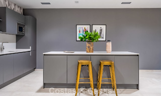 Ático con vistas al mar desde una amplia terraza en la azotea en venta en la New Golden Mile, entre Marbella y Estepona 796634 