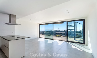 Ático con vistas al mar desde una amplia terraza en la azotea en venta en la New Golden Mile, entre Marbella y Estepona 796636 