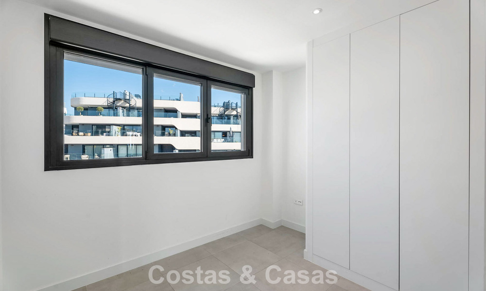 Ático con vistas al mar desde una amplia terraza en la azotea en venta en la New Golden Mile, entre Marbella y Estepona 796638