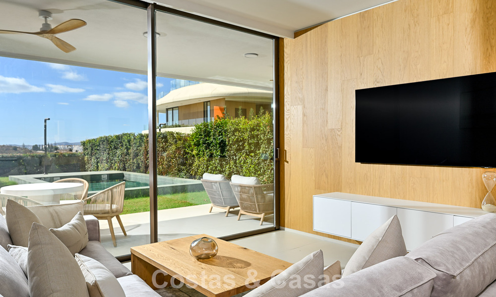 Apartamento en planta baja de alta calidad con jardín privado y piscina en venta en Fuengirola, Costa del Sol 796600