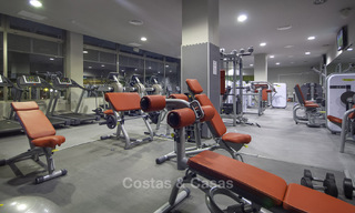 Apartamento en planta baja de alta calidad con jardín privado y piscina en venta en Fuengirola, Costa del Sol 796761 