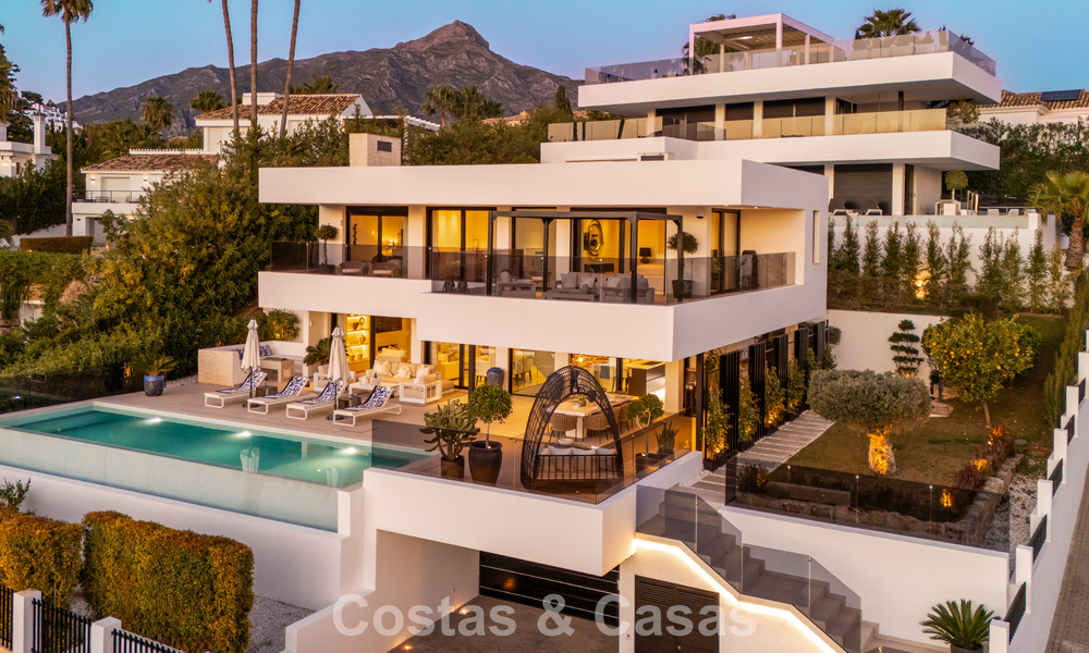 Villa de lujo avanzada en primera línea de golf en venta en el Valle del Golf de Nueva Andalucía, Marbella 796704