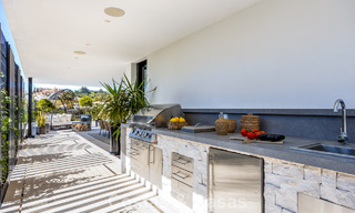 Villa de lujo avanzada en primera línea de golf en venta en el Valle del Golf de Nueva Andalucía, Marbella 796706 