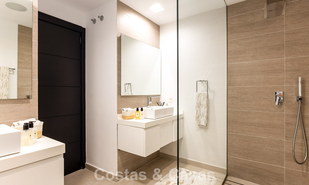 Villa de lujo avanzada en primera línea de golf en venta en el Valle del Golf de Nueva Andalucía, Marbella 796707