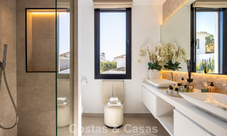 Villa de lujo avanzada en primera línea de golf en venta en el Valle del Golf de Nueva Andalucía, Marbella 796712 