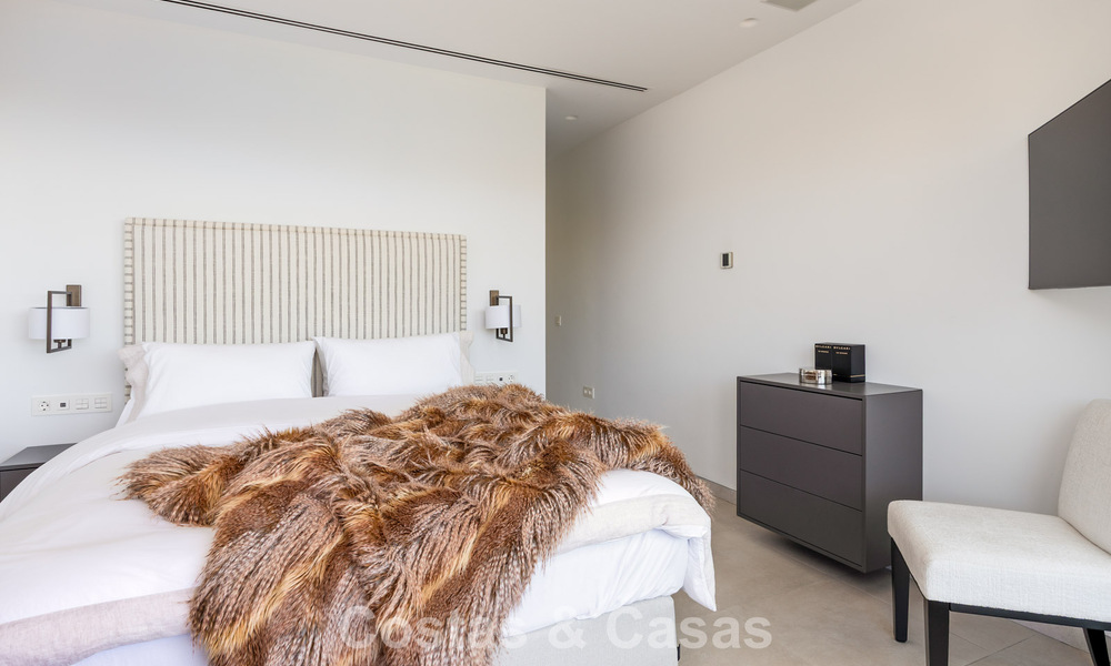 Villa de lujo avanzada en primera línea de golf en venta en el Valle del Golf de Nueva Andalucía, Marbella 796716