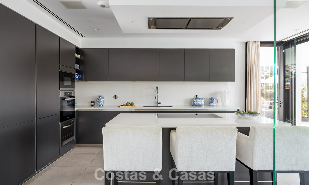 Villa de lujo avanzada en primera línea de golf en venta en el Valle del Golf de Nueva Andalucía, Marbella 796717