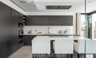 Villa de lujo avanzada en primera línea de golf en venta en el Valle del Golf de Nueva Andalucía, Marbella 796717 